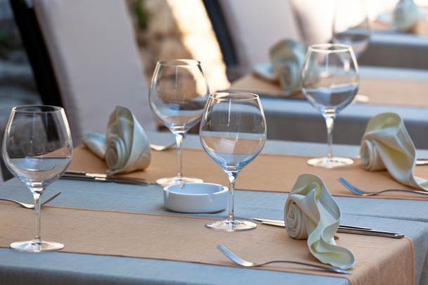 Acogedoras mesas de restaurante listas para el servicio
 - Foto, Imagen