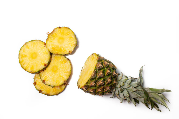 Čerstvý ananas na bílém pozadí. Nakrájené exotické ovoce čekající na snězení. - Fotografie, Obrázek