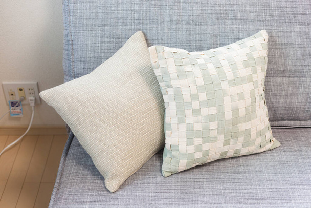 подушки на диване в чистой и расслабляющей гостиной
 - Фото, изображение