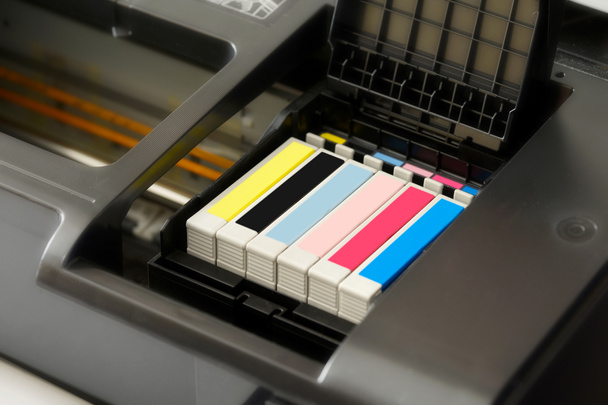 Cartuchos de tinta en una impresora
 - Foto, imagen