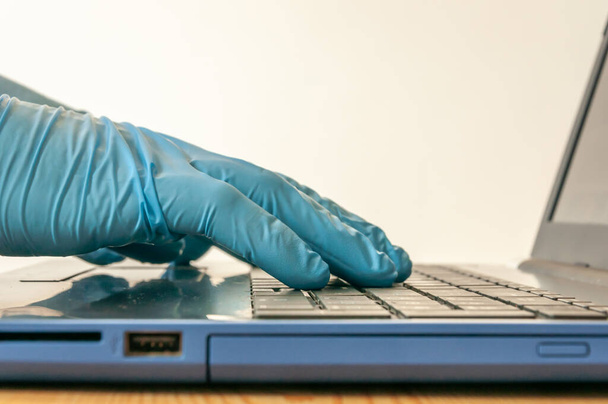 Ruce s modrými nitrilovými rukavicemi pomocí laboratorní klávesnice, provedení práce - Fotografie, Obrázek