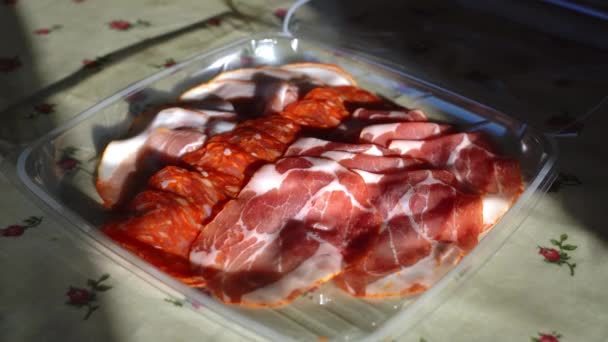 Tłuste i przyprawione plastry świeżego włoskiego salami, prosciutto i bekon, pyszne przystawki i tradycyjna kuchnia dla smakoszy. Włoski mięso antipasti, zdrowe i naturalne odżywianie koncepcja - Materiał filmowy, wideo