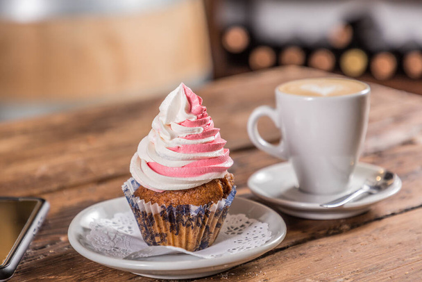 Kaffee mit Milch mit Cupcake-Note und Handy - Foto, Bild