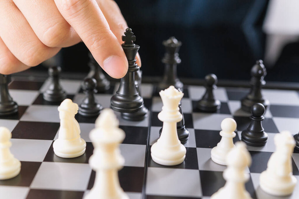 Homme d'affaires jouer avec le jeu d'échecs. concept de stratégie d'entreprise et de leadership
 - Photo, image
