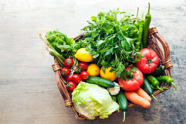Groenten in de mand biologische groenten op houten ondergrond - Foto, afbeelding
