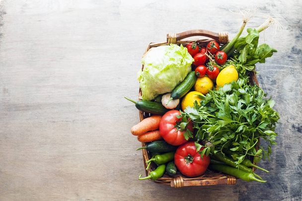 Groenten in de mand biologische groenten op houten ondergrond - Foto, afbeelding