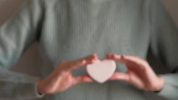 女の子の手に心臓の形の石鹸. - 映像、動画
