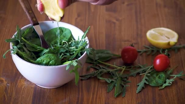 Szakácsok prések a gyümölcslé citromszeletek tálon salátával. - Felvétel, videó