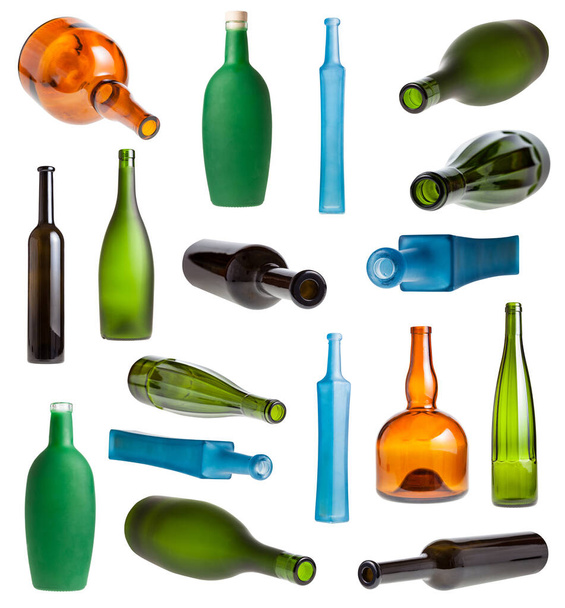 conjunto de varias botellas de vidrio de color aislado sobre fondo blanco
 - Foto, Imagen
