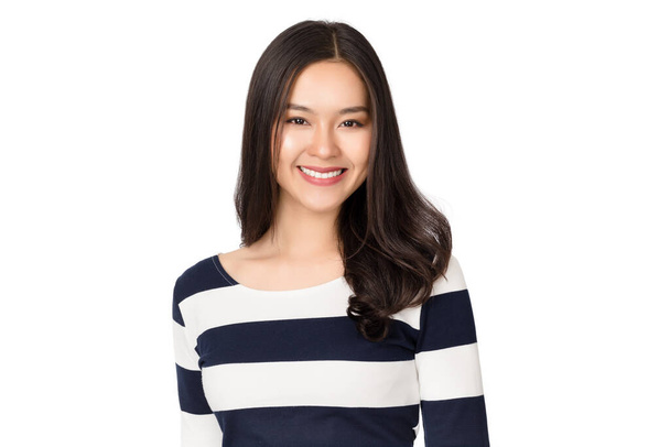 Junge Schönheit gesund glücklich asiatische Frau mit Smiley Gesicht isoliert auf weißem Hintergrund. - Foto, Bild