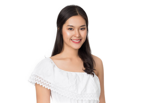 Junge Schönheit gesund glücklich asiatische Frau mit Smiley Gesicht isoliert auf weißem Hintergrund. - Foto, Bild