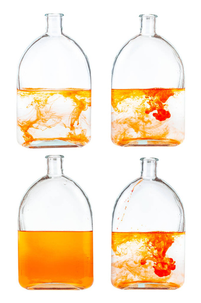 白色の背景に隔離されたガラスフラスコ内の水に含まれるオレンジ色のインク溶液のセット - 写真・画像