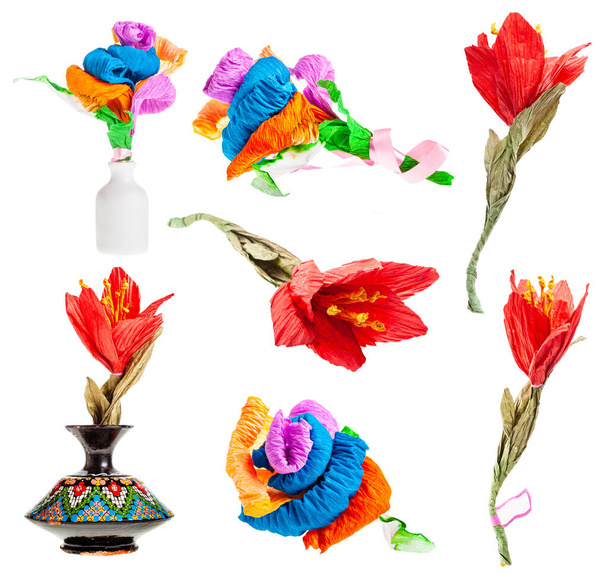 set van kunstmatige veelkleurige bloemen gemaakt van crêpe papier geïsoleerd op witte achtergrond - Foto, afbeelding