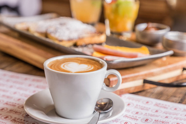 Sütlü kahve Tahta masada harika kahvaltı - Fotoğraf, Görsel