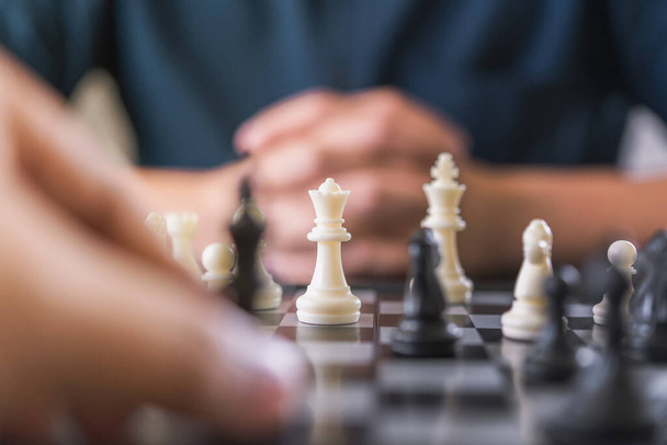 Zakenman spelen met schaken. concept van bedrijfsstrategie en leiderschap - Foto, afbeelding