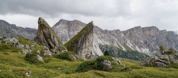 Мотивация - Панорамный вид на крутые скалы в Южном Тироле со спортивным альпинистом на вершине
 - Фото, изображение