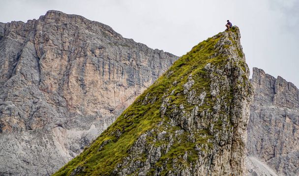 Мотивація: молодий спортивний турист на вершині крутого рок / Adventure hiking in South Tirol - Фото, зображення