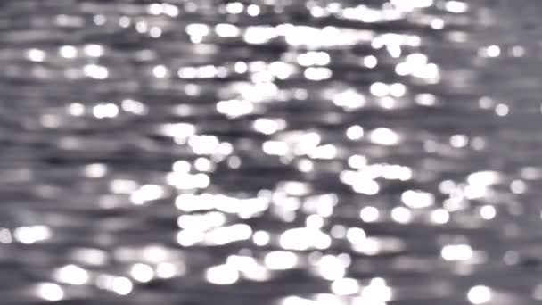 Речки и солнечные блики на волнах воды. Морские волны. Солнце светит на воду. Нечеткий блеск на воде. Расплывчатый фон воды, расслабиться. Сияние солнца на волнах. Медленное движение
 - Кадры, видео