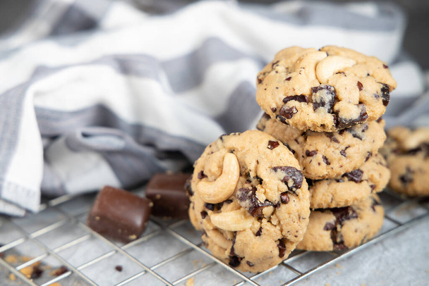 biscuits au chocolat sur table grise - Photo, image