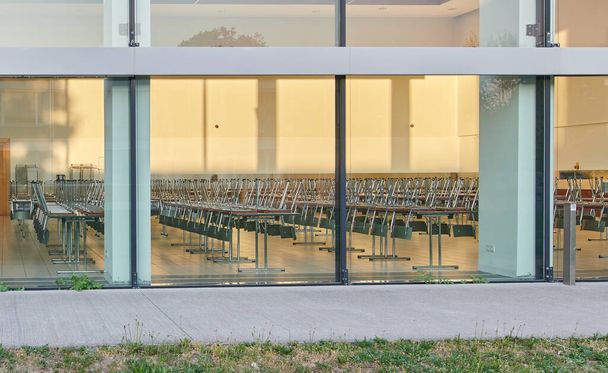 Klaslokaal met stapelstoelen voor het sluiten van scholen door het Corona virus - Foto, afbeelding