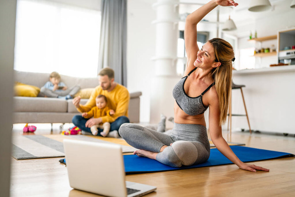 Sport yoga video streaming. Home fitness workout class live streaming online. - Foto, Bild