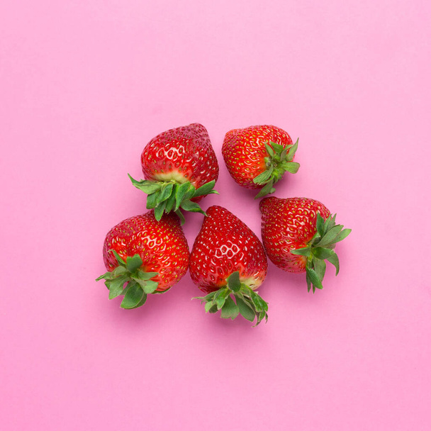 Erdbeeren isoliert auf rosa Hintergrund. Frische Beeren lagen flach. Kreatives Ernährungskonzept - Foto, Bild