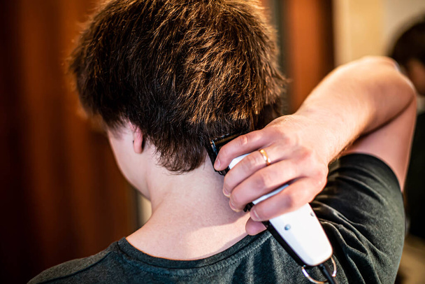 Corte de cabello con un cortador de pelo en casa
 - Foto, Imagen