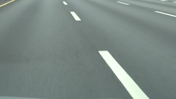 Samochód jedzie po autostradzie w tym punkcie widzenia klip 4K-Dan - Materiał filmowy, wideo