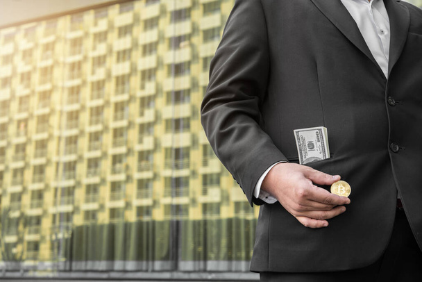 Золотой биткоин в мужской руке, символ нового виртуального
 - Фото, изображение