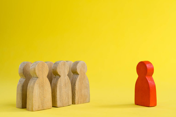 Group of wood figure Stand in row and leaders standing forward in human resources management concepts Ομαδική εργασία. - Φωτογραφία, εικόνα