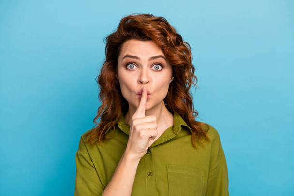 Portrait of shocked woman hear private novelty put index finger lips ask dont share secret wear good look clothes isolated over blue color background - Фото, зображення