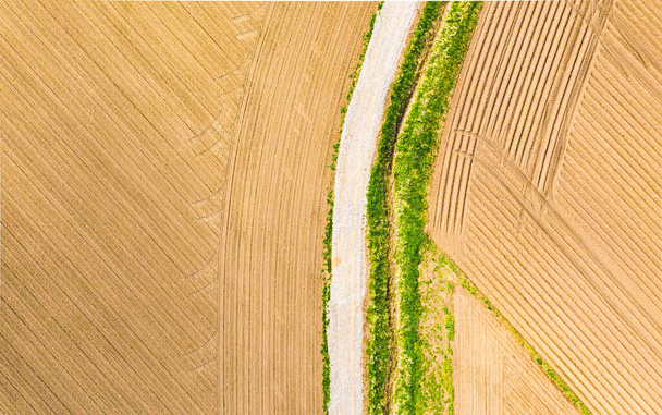 Campo coltivato nella zona rurale. Paesaggio dei campi agricoli. Vista aerea
 - Foto, immagini