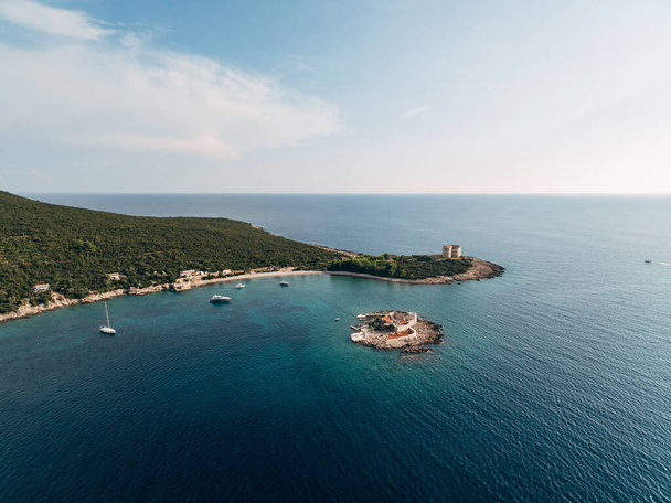 O antigo forte Arza na entrada da Baía de Kotor em Montenegro, no Mar Adriático, na península da Lústica. Fortaleza para a defesa militar. Foto aérea do drone
. - Foto, Imagem