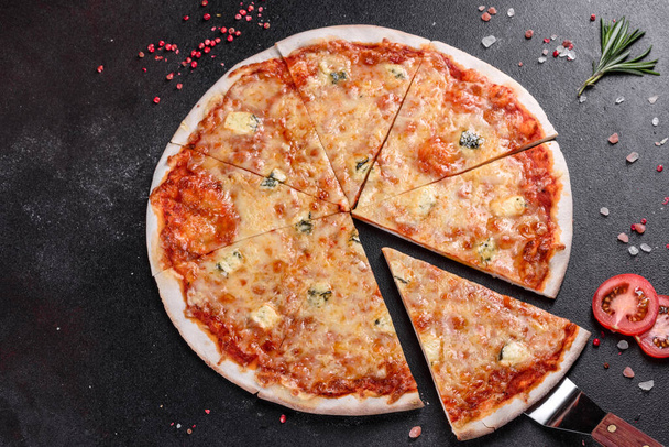 Köstliche frische Ofen gekochte Pizza vier Käse auf gemütlichen Restauranttisch - Foto, Bild