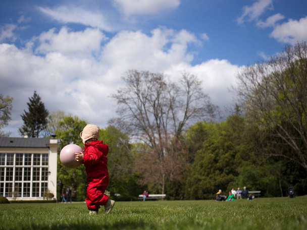 Bébé jouant avec une balle dans le parc
 - Photo, image