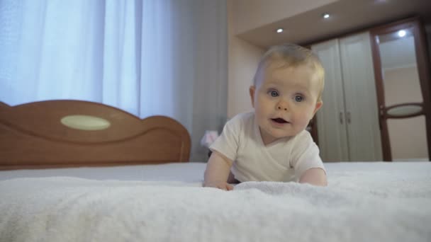 Yatak odasında mavi gözlü şirin bir bebek yatıyor. - Video, Çekim