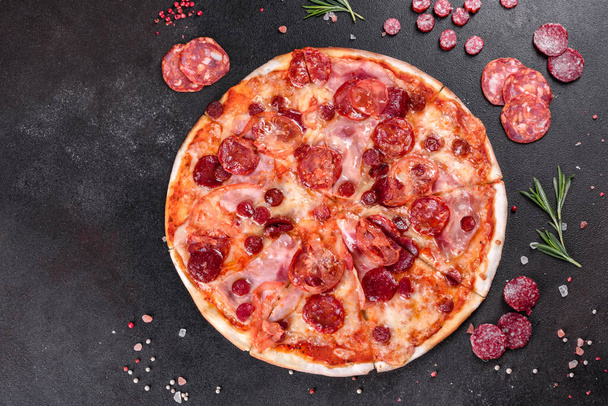 Pizza pepperoni au fromage mozzarella, salami, tomates, poivre et épices. Cuisine italienne
 - Photo, image