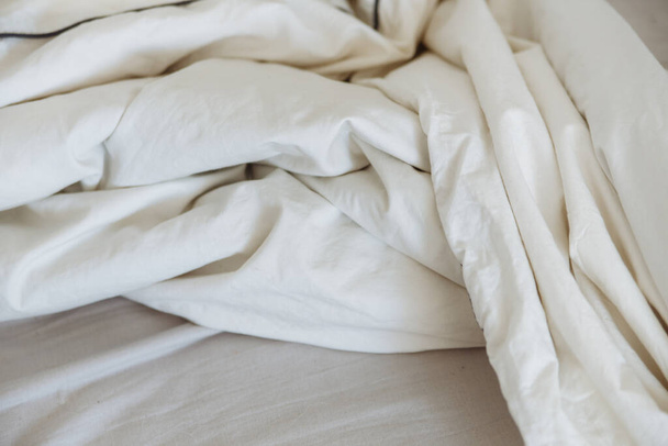 crumpled white bedding linen - 写真・画像