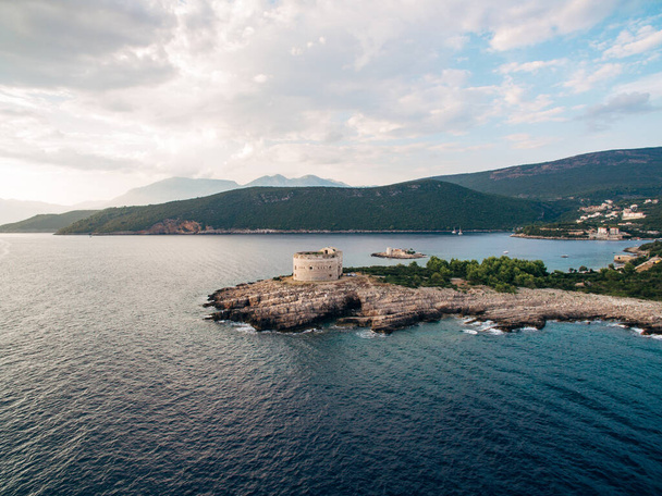Starożytny fort Arza przy wejściu do Zatoki Kotorskiej w Czarnogórze, nad Adriatykiem, na półwyspie Lustica. Twierdza do obrony wojskowej. Zdjęcie lotnicze z drona. - Zdjęcie, obraz