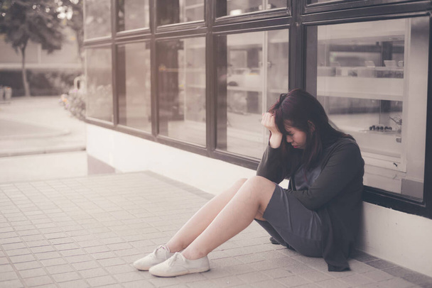 Ασιάτισσα να κάθεται μόνη και θλιμμένη, το πορτρέτο μιας κουρασμένης νεαρής γυναίκας. Ύφεση - Φωτογραφία, εικόνα