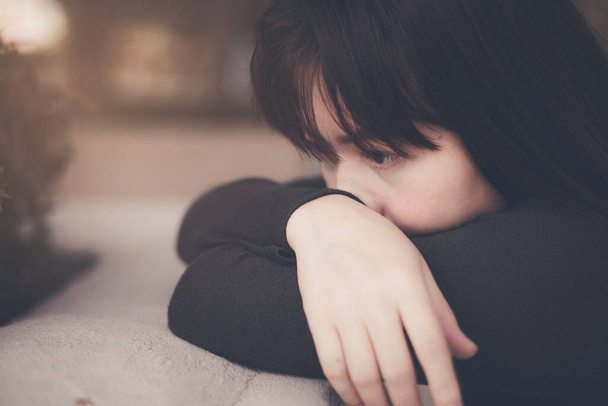 Mujer asiática sentada sola y deprimida, Retrato de una joven cansada. Depresión - Foto, imagen