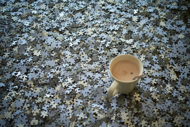 Filiżanka kawy i układanki puzzle razem.Zostań w domu - Zdjęcie, obraz