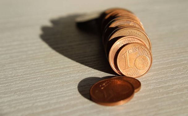 Євро-центові монети - пожертвування і пропозиції про надзвичайні ситуації. - Фото, зображення