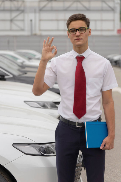 Image of a representative of the car dealer. Sales manager Concept of car sales and rentals. Trade in vehicle. - Fotoğraf, Görsel