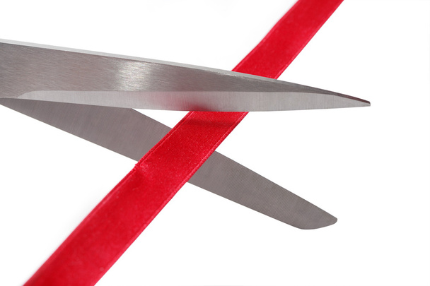 Ножницы перерезают красную ленту - Фото, изображение