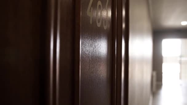 ホテルの部屋番号403をノックする男 - 映像、動画