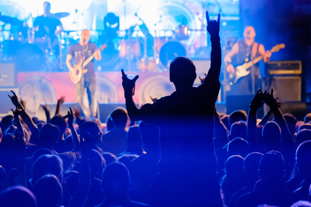 Aficionados en concierto de música rock en vivo animando - Foto, imagen