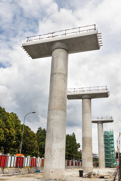 Construction d'une infrastructure de colonne de transport en commun ferroviaire en cours pour améliorer le réseau de transport
 - Photo, image