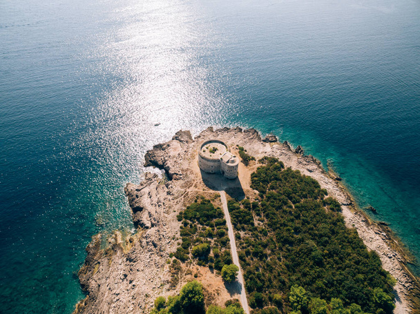 L'antico forte Arza all'ingresso della baia di Kotor in Montenegro, nel mare Adriatico, sulla penisola di Lustica. Fortezza per la difesa militare. Foto aerea dal drone
. - Foto, immagini