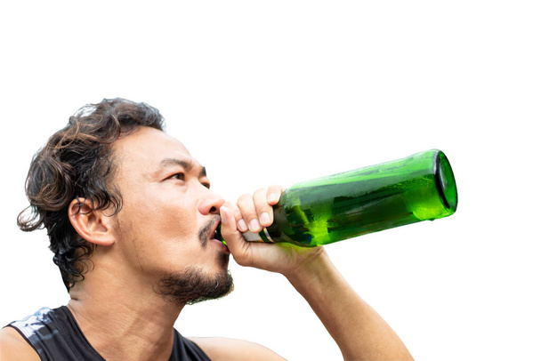 Botella de cerveza verde aislada en la mano del hombre asiático sobre un fondo blanco con camino de recorte
.. - Foto, imagen